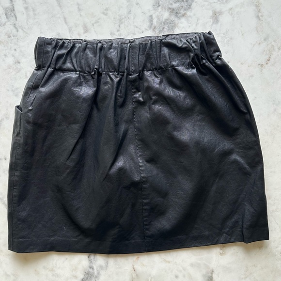 Zara Faux leather mini skirt with pockets. Size small. Like new - Picture 3 of 5